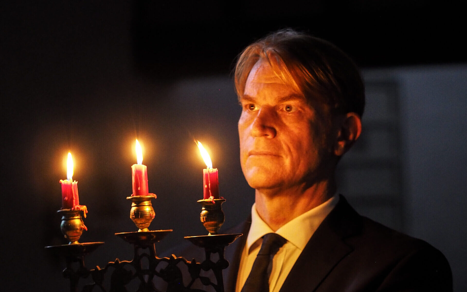 Enno Kalisch als Kaj Munk mit Kerzenleuchter. Foto: Freya Steinhagen